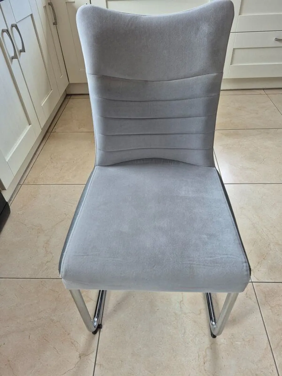 Kitchen table & 6 chairs - Image 3