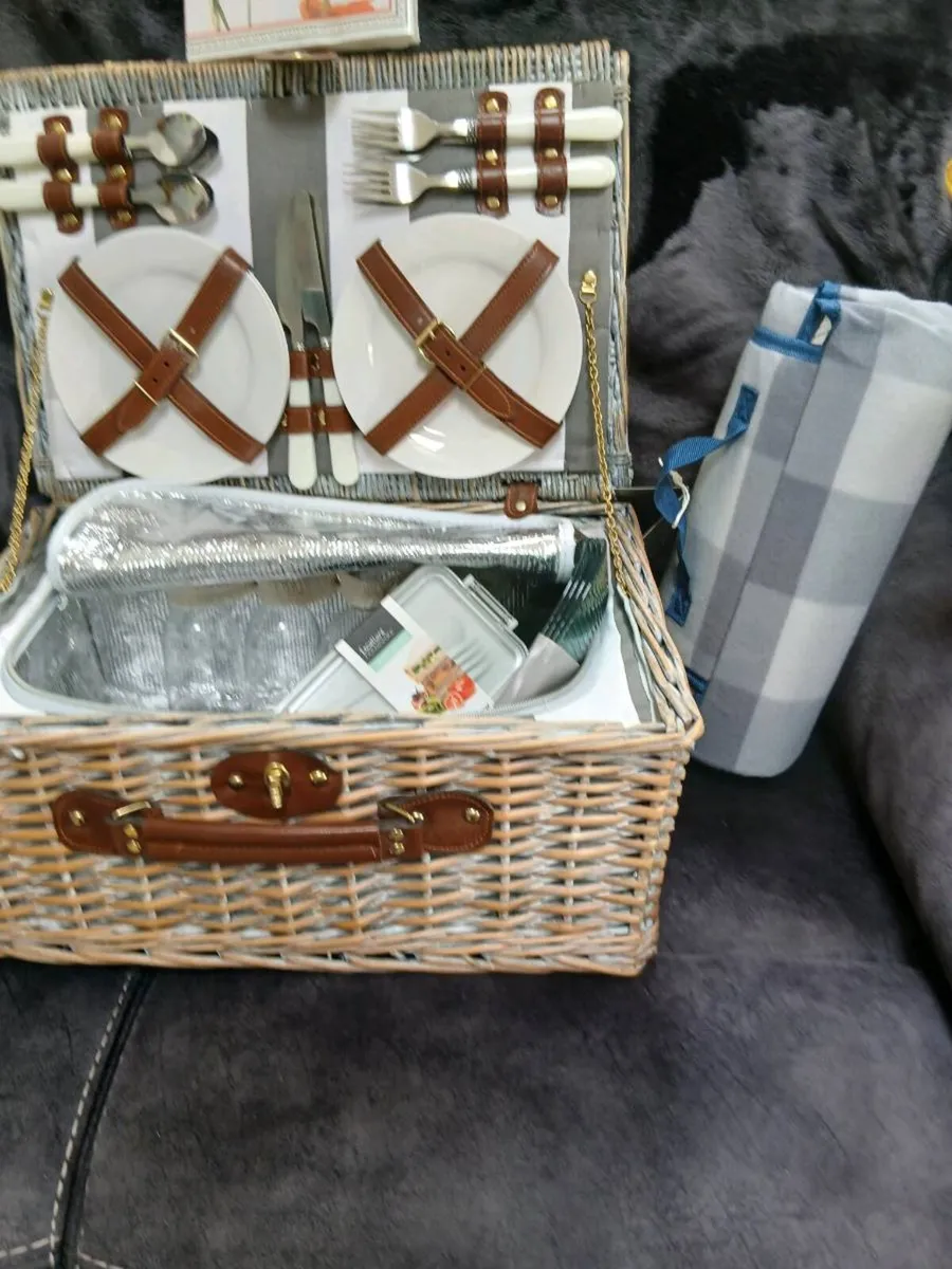 PICNIC HAMPER NEW FOR 2 PEOPLE - Image 1