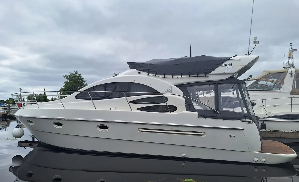 2000 Azimut 39 Flybridge - Image 1