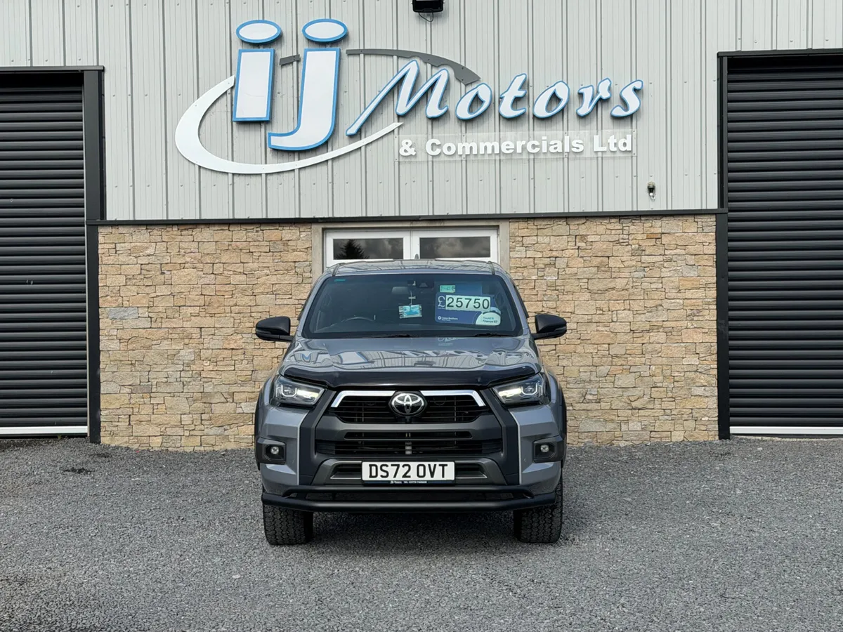 22 TOYOTA HILUX 2.8 D-4D INVINCIBLE X - Image 2