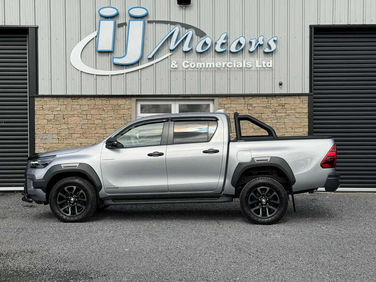 22 TOYOTA HILUX 2.8 D-4D INVINCIBLE X - Image 4