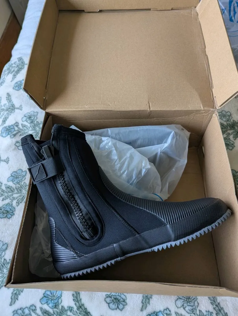 Wetsuits and boots - Image 3