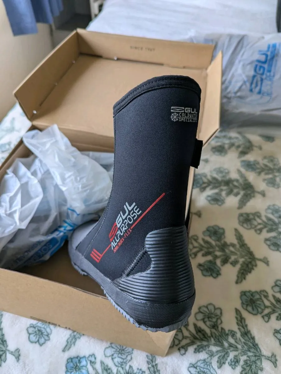 Wetsuits and boots - Image 4