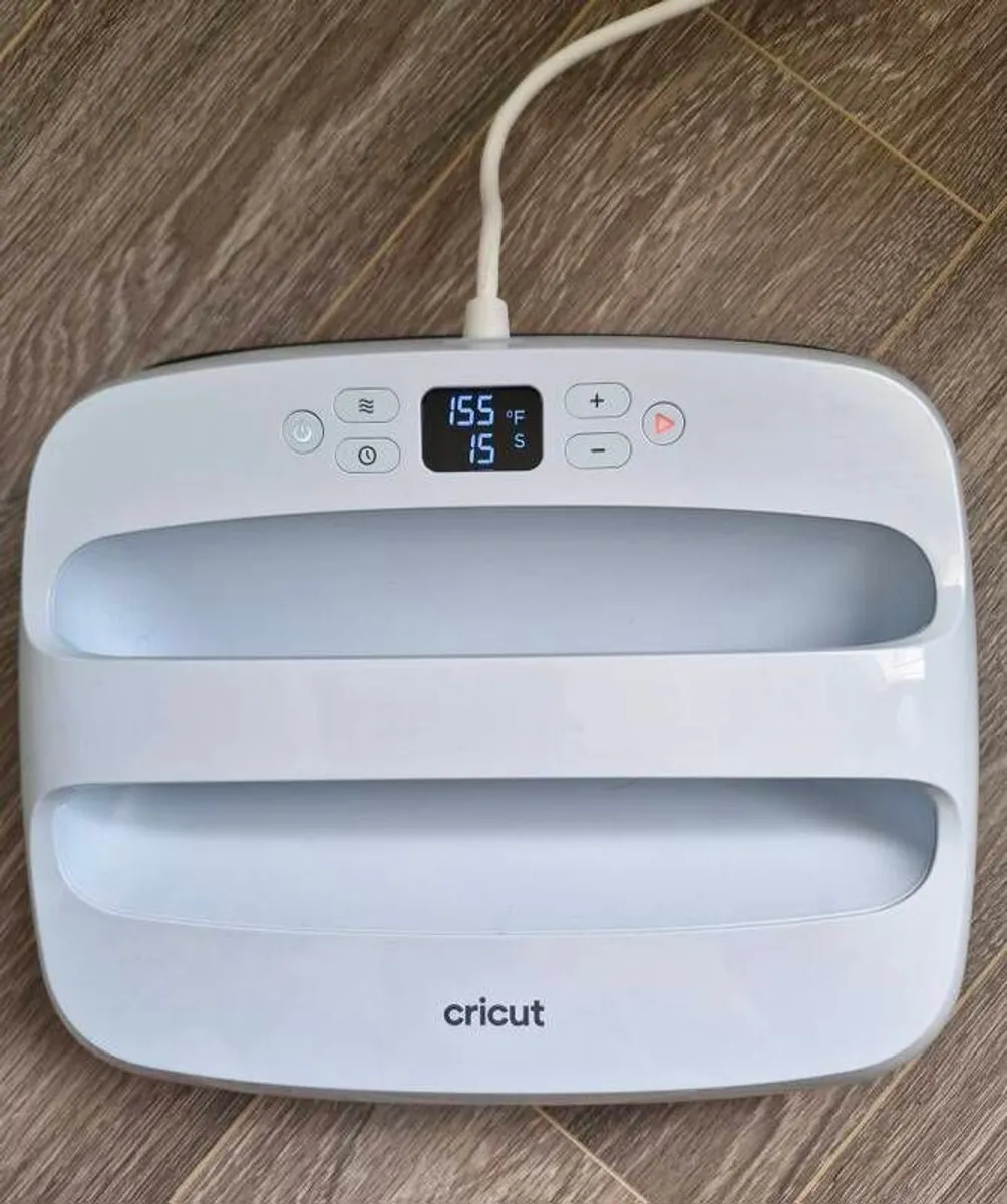 Cricut Easypress 3 & Cricut Easypress Mat - Image 1