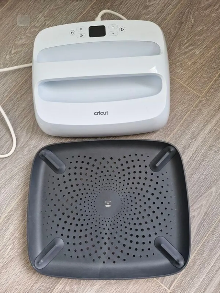 Cricut Easypress 3 & Cricut Easypress Mat - Image 2