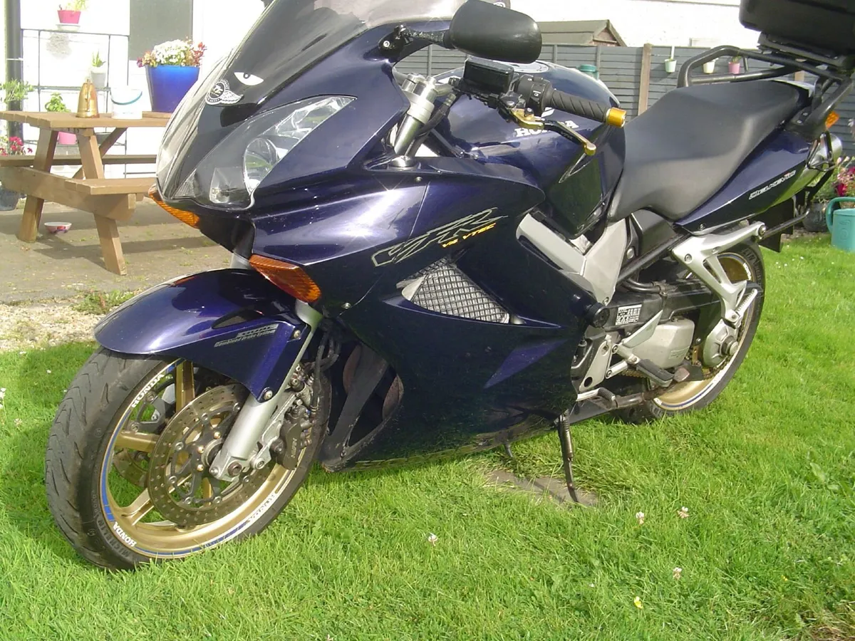 Honda VFR 2004 - Image 2
