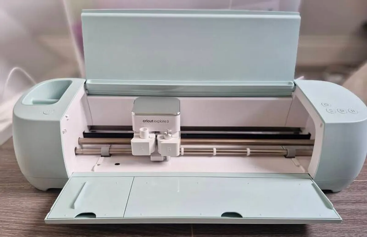 Cricut Explore 3 package deal (machine, heat press, all tools, HTV and more) - Image 2