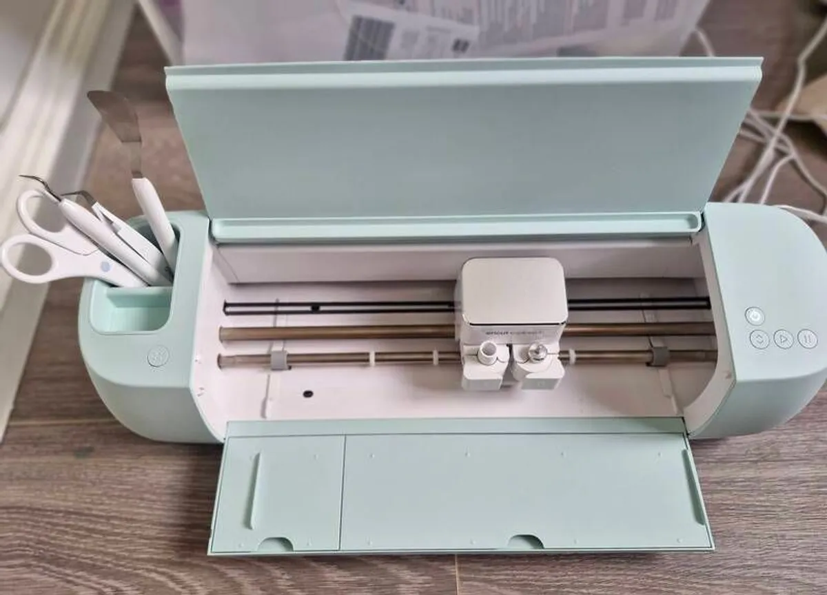 Cricut Explore 3 package deal (machine, heat press, all tools, HTV and more) - Image 3