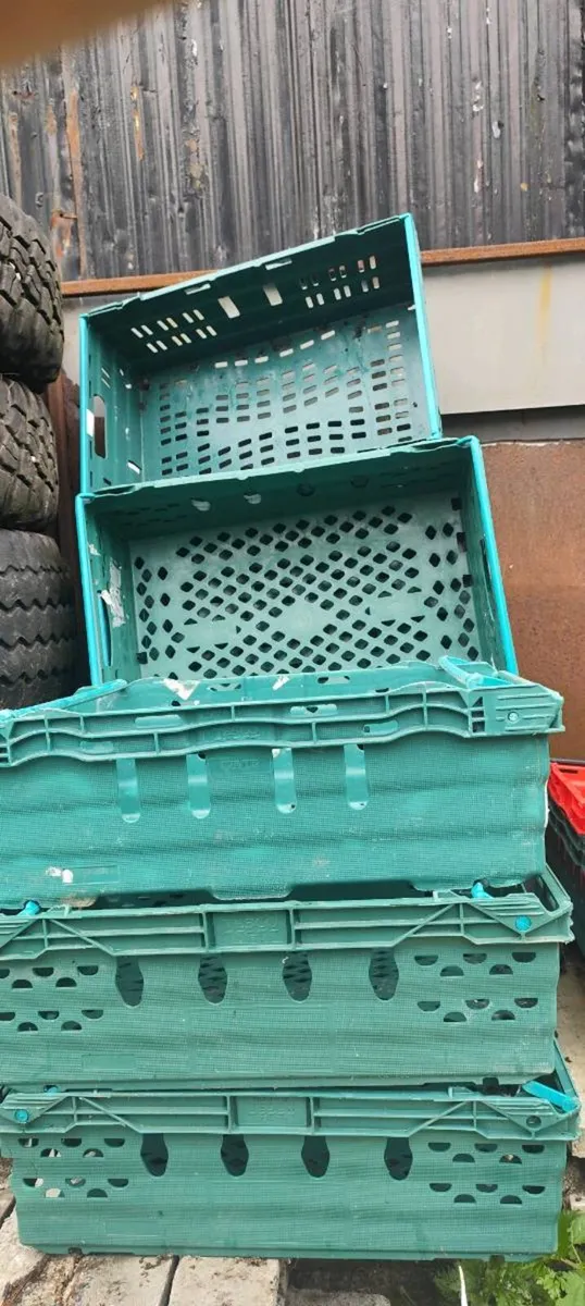 Plastic stacking crates - Image 3