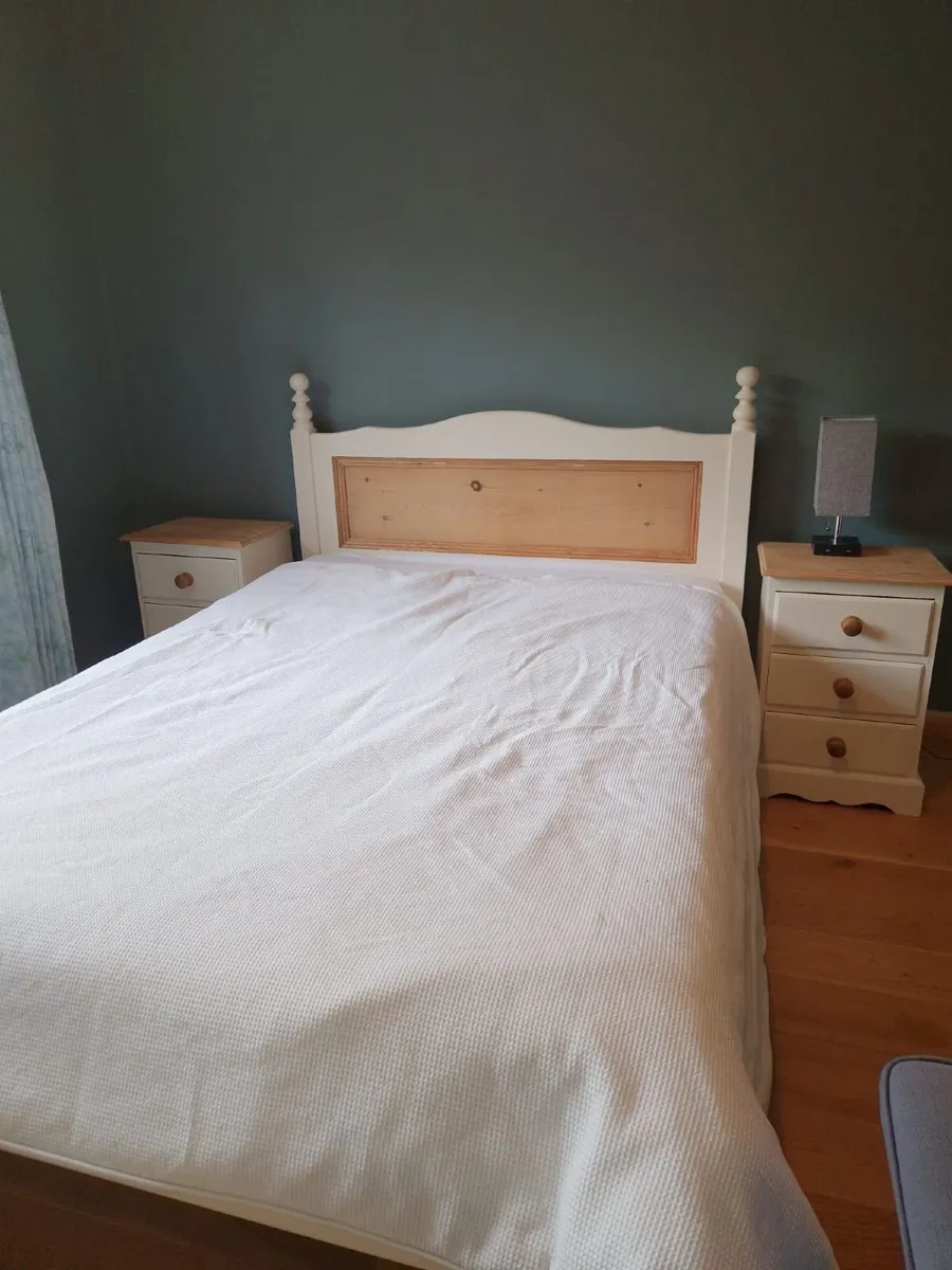Cottage- style bedroom furniture - Image 1