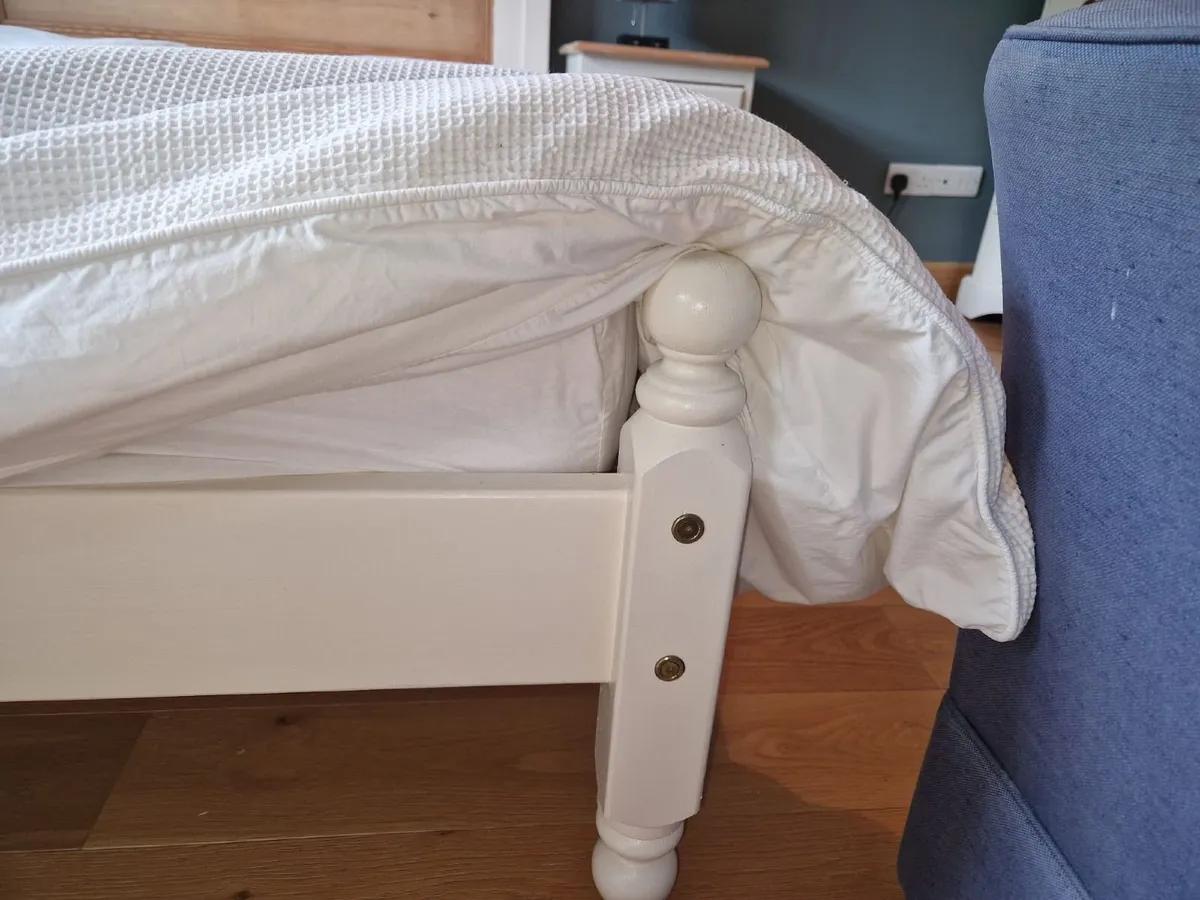 Cottage- style bedroom furniture - Image 3