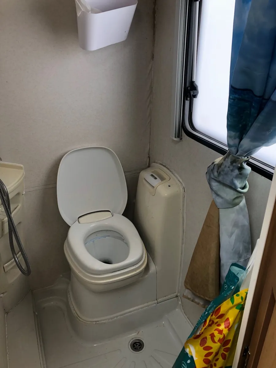 Caravan 4./5 berth  with permanent end bed . - Image 2