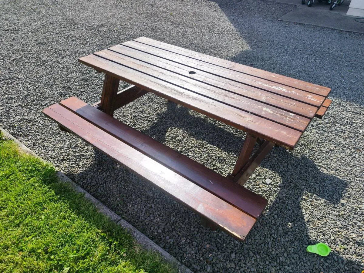 Woodford solid wood garden bench with table - Image 2