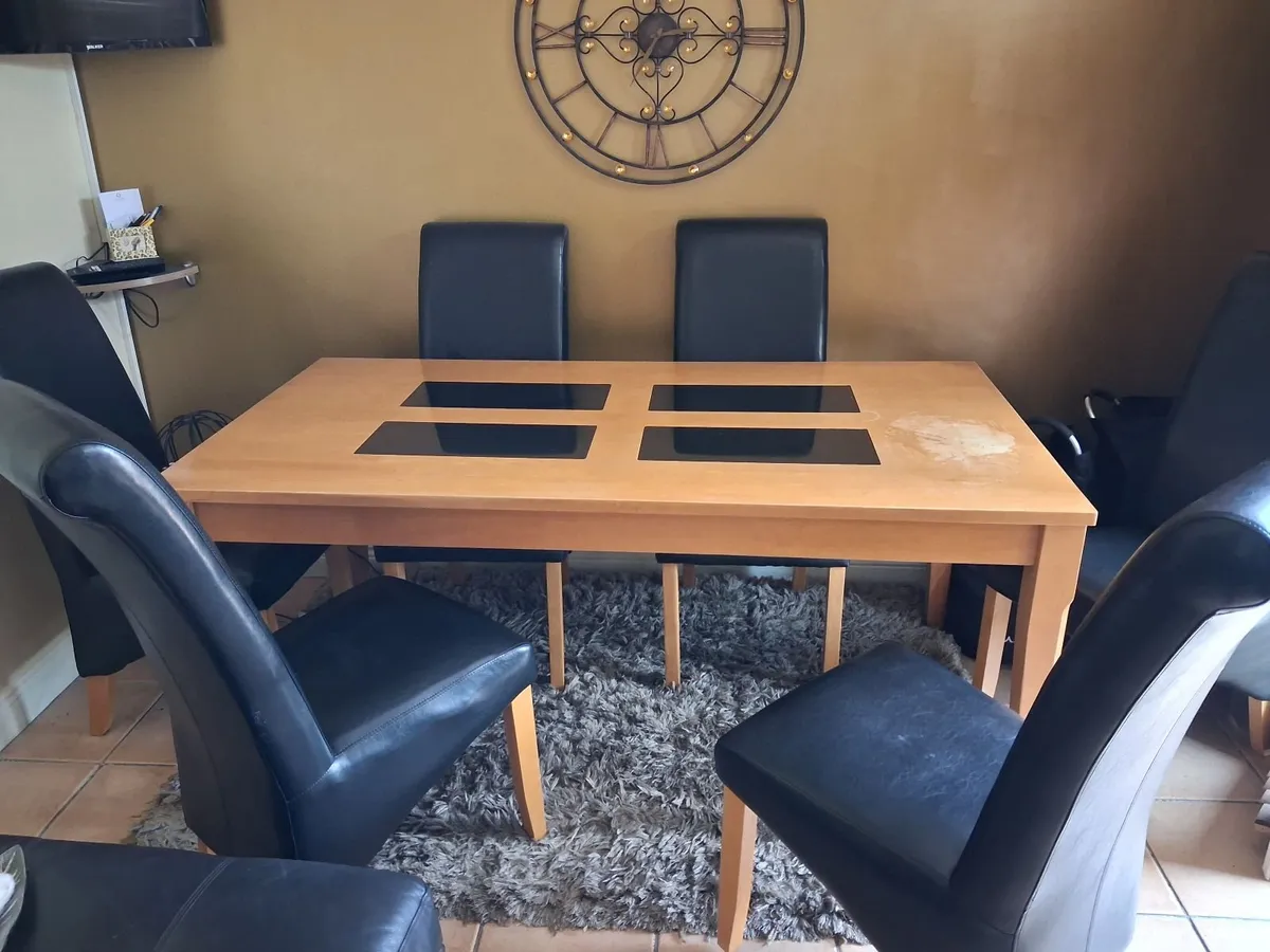Table and chairs - Image 1