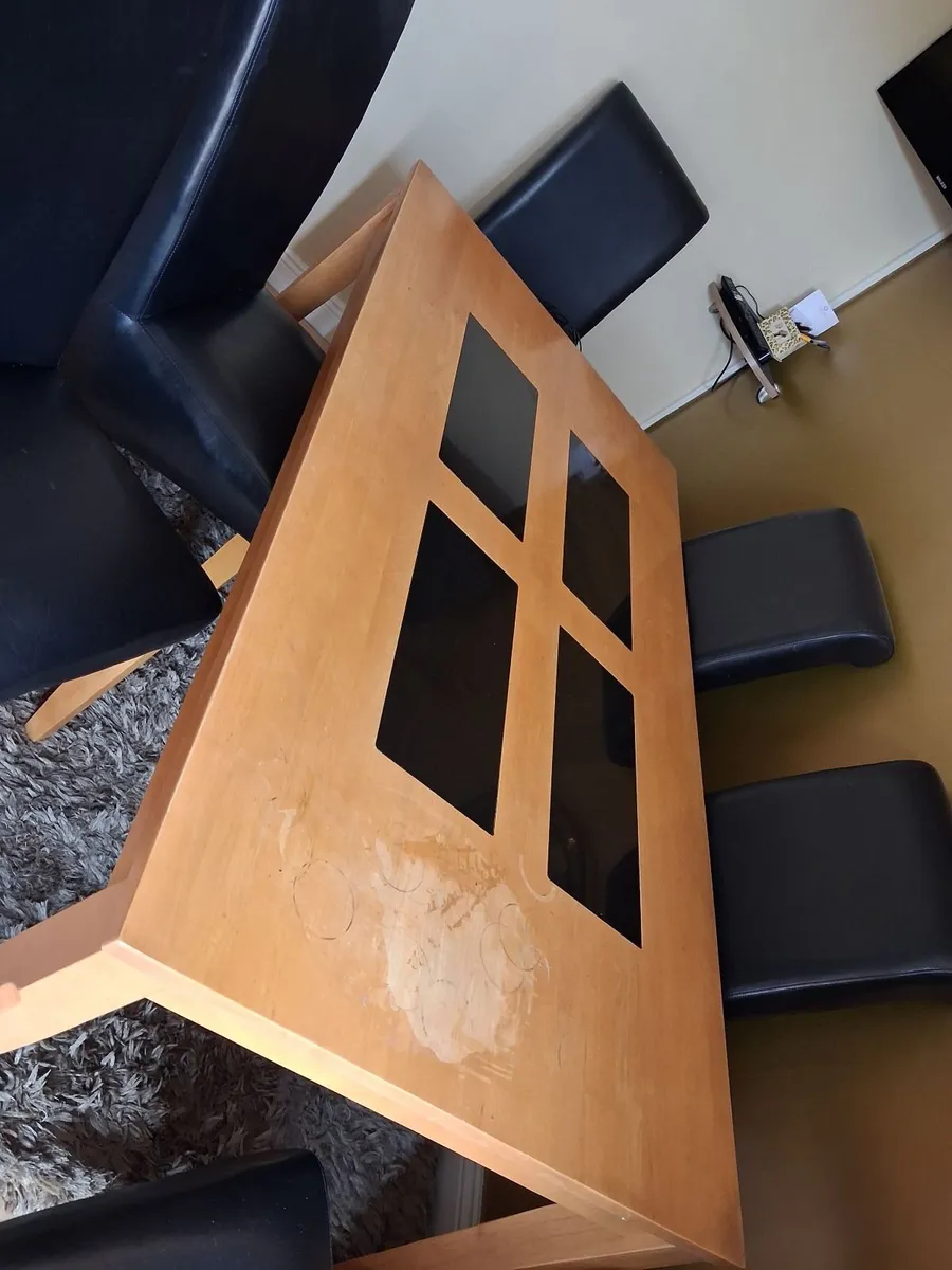 Table and chairs - Image 3