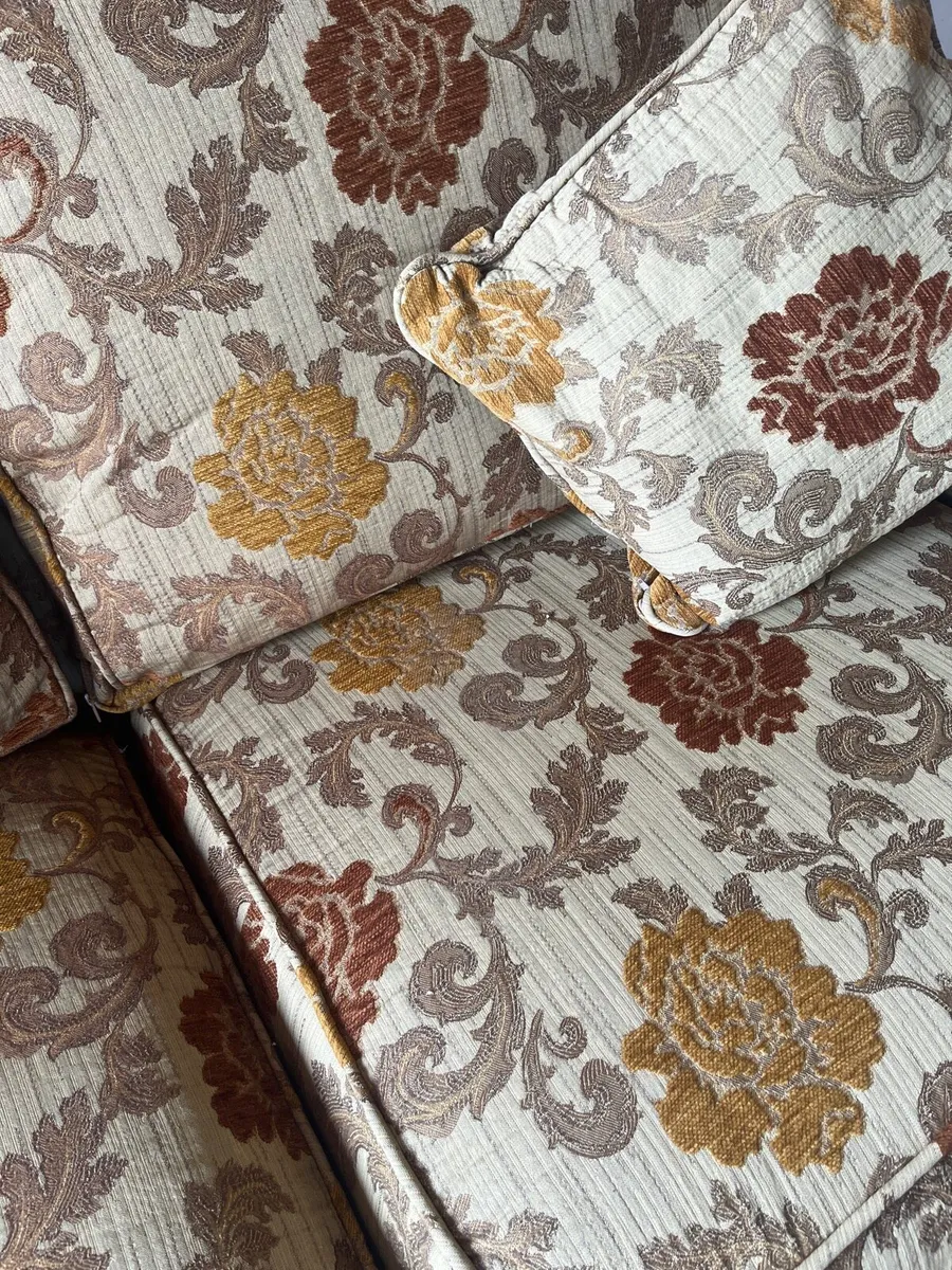 Lovely sofa - Image 2