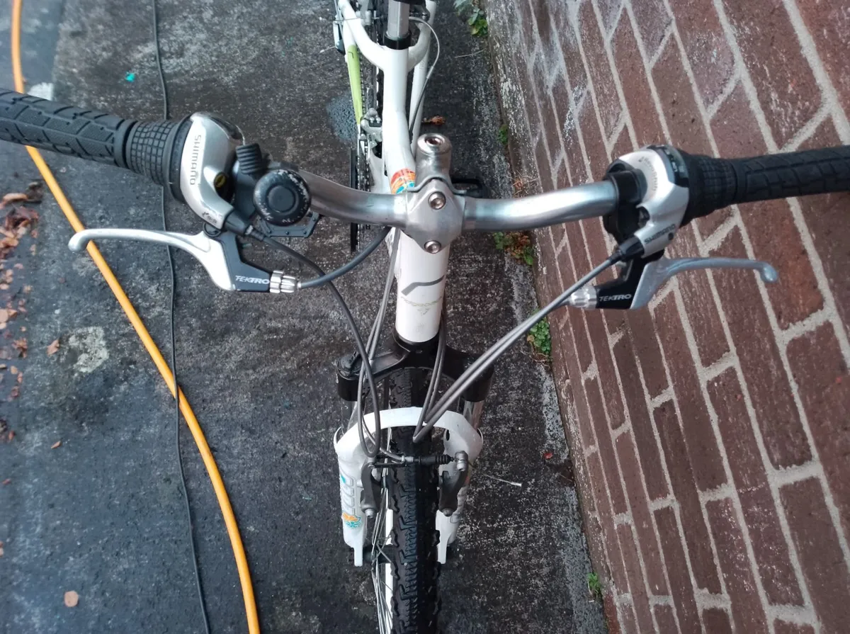 Girls bicycle - Image 2