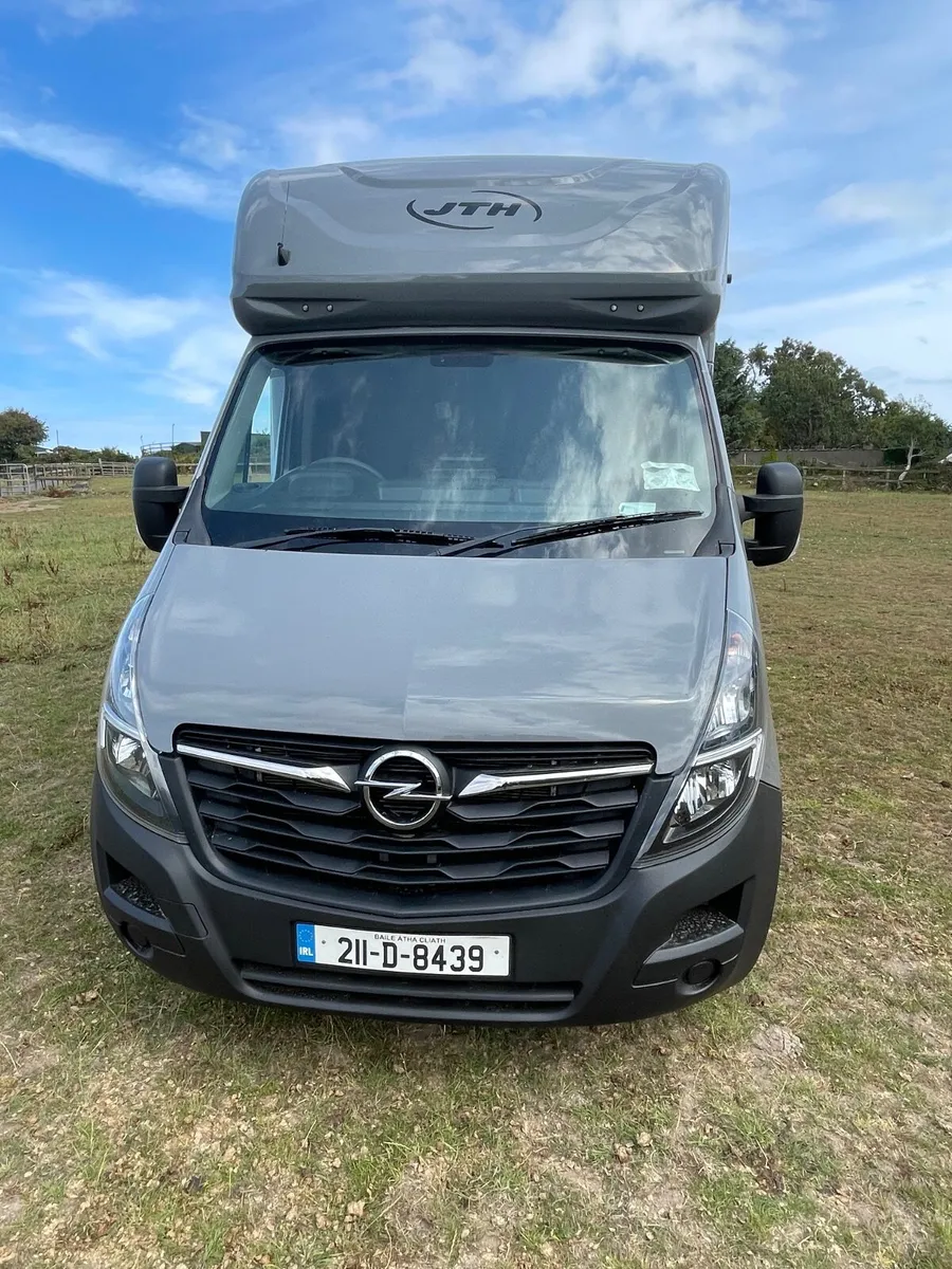 Horse box - Image 1