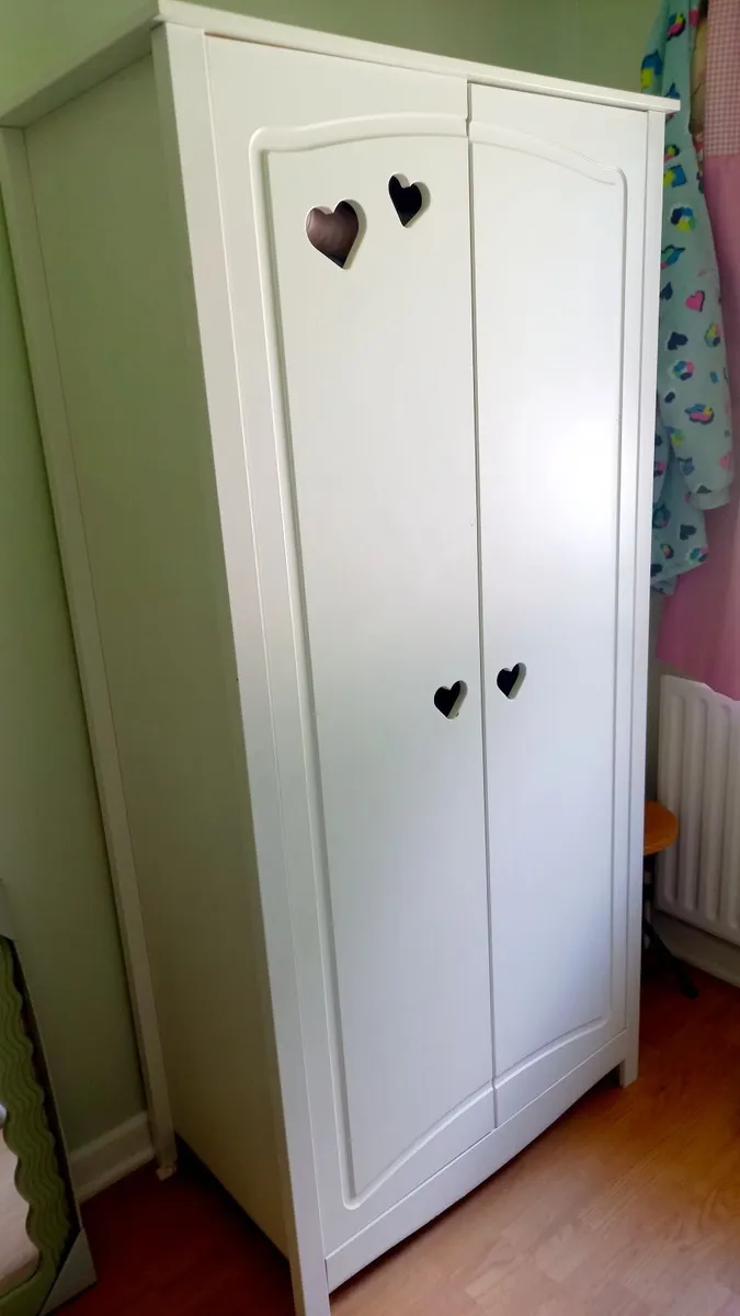 Matching wardrobe and single bed - Image 1