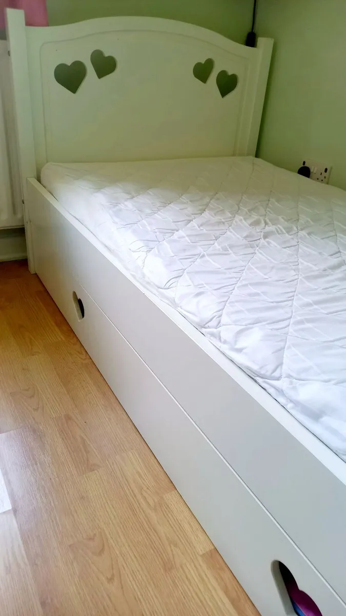 Matching wardrobe and single bed - Image 2