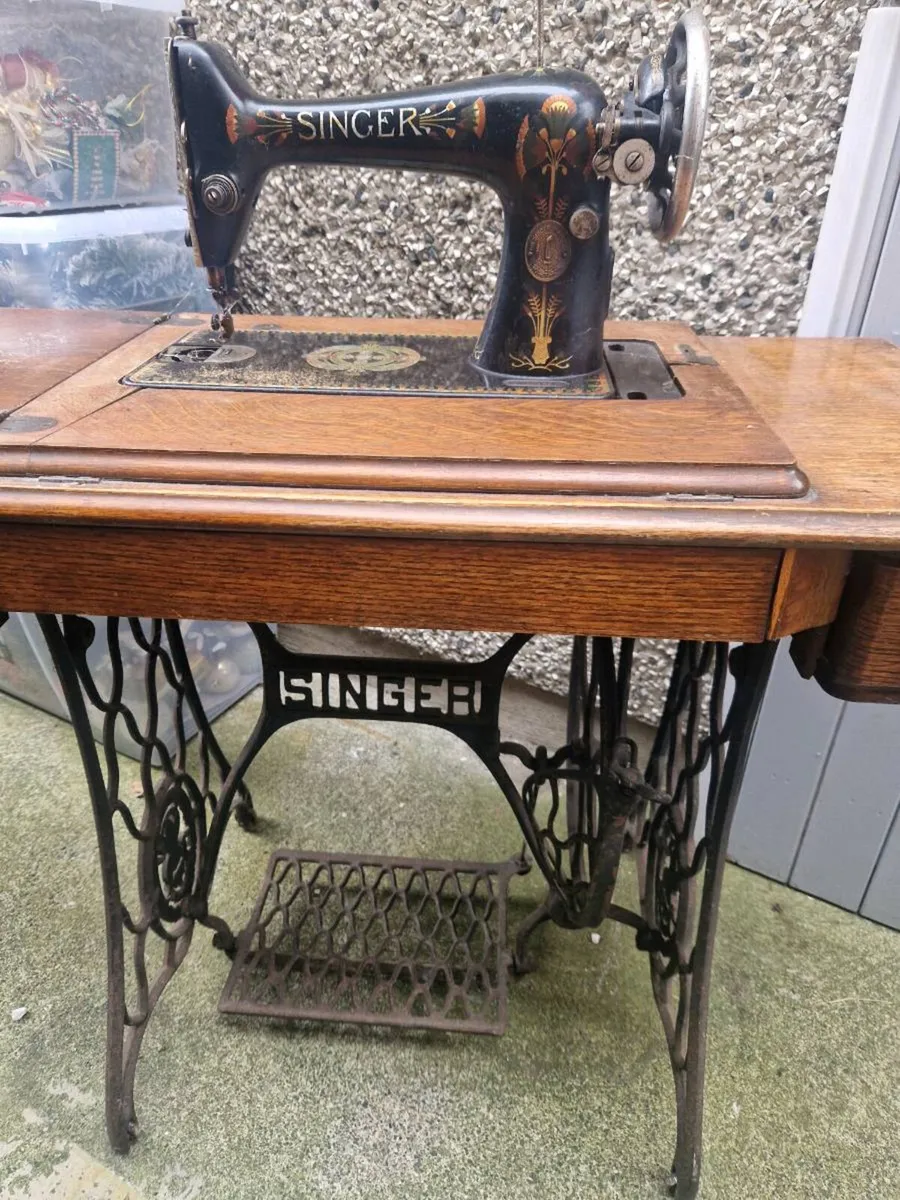 Singer sowing machine and table - Image 1
