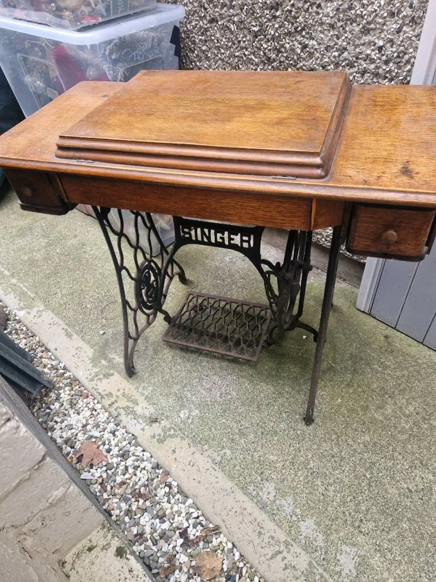 Singer sowing machine and table - Image 3