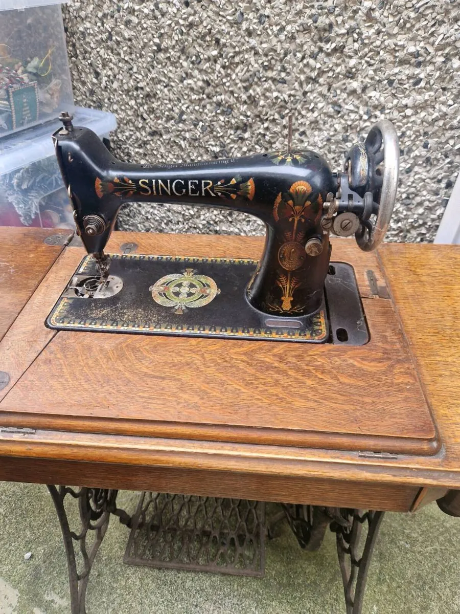 Singer sowing machine and table - Image 2