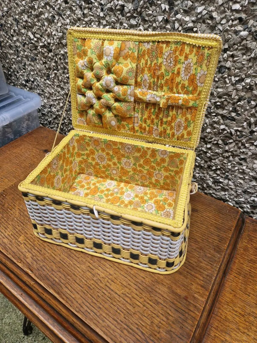 Singer sowing machine and table - Image 4