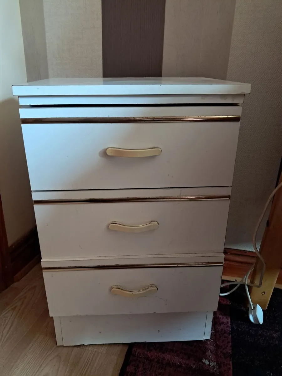 FREE FREE ! Double Bed & Lockers & bedside Lamps - Image 1