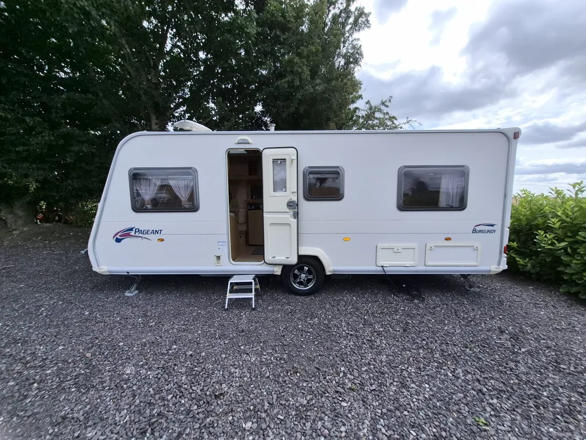 Fixed bed caravan - Image 1