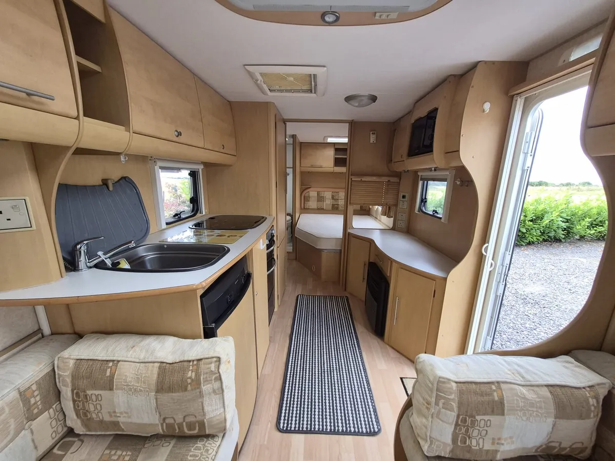Fixed bed caravan - Image 2