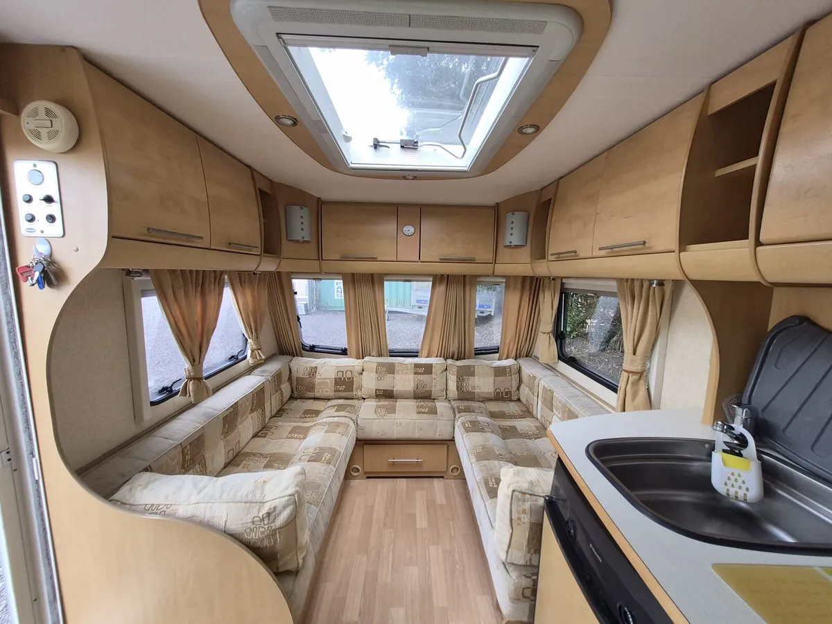 Fixed bed caravan - Image 3