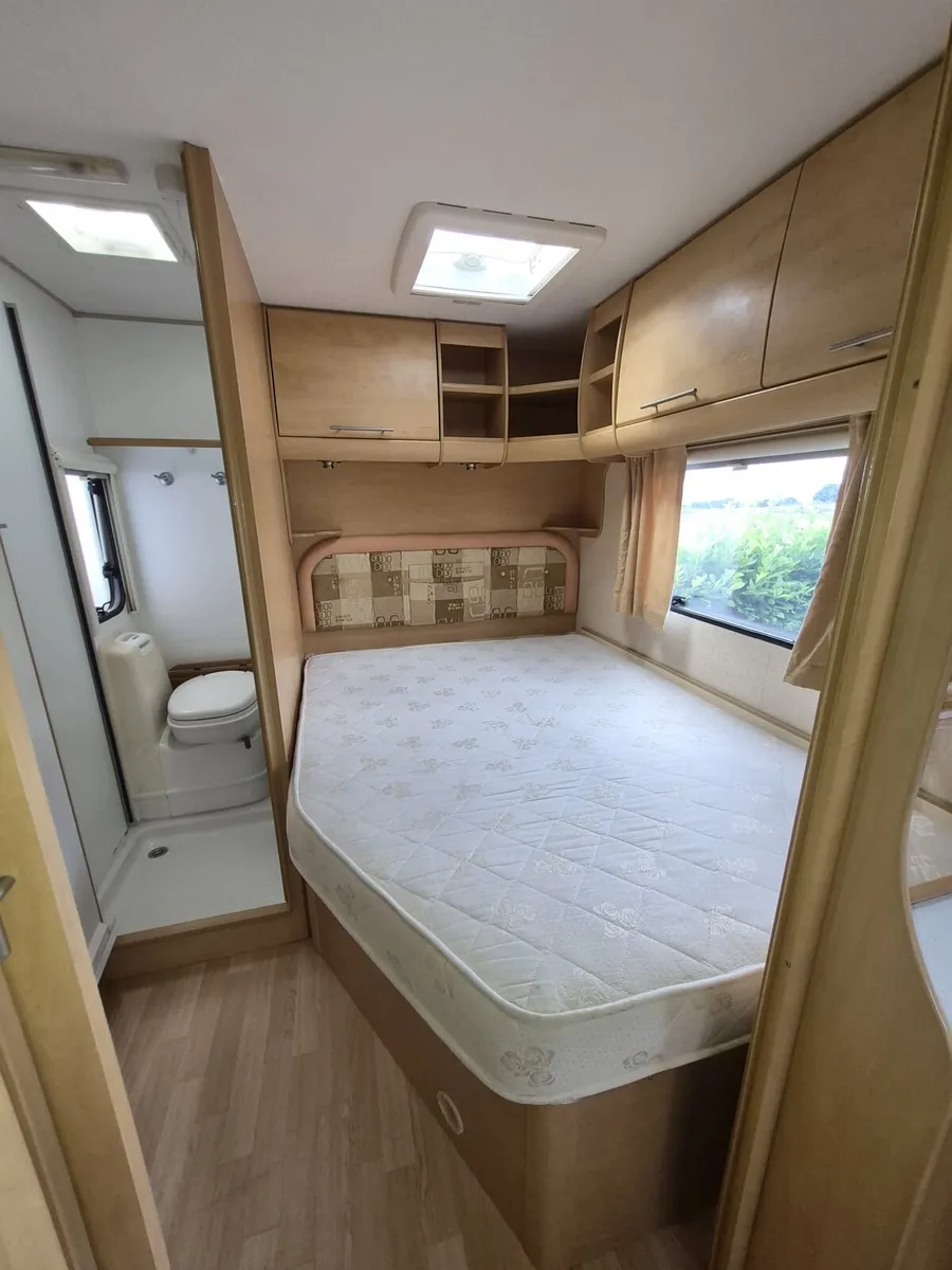 Fixed bed caravan - Image 4