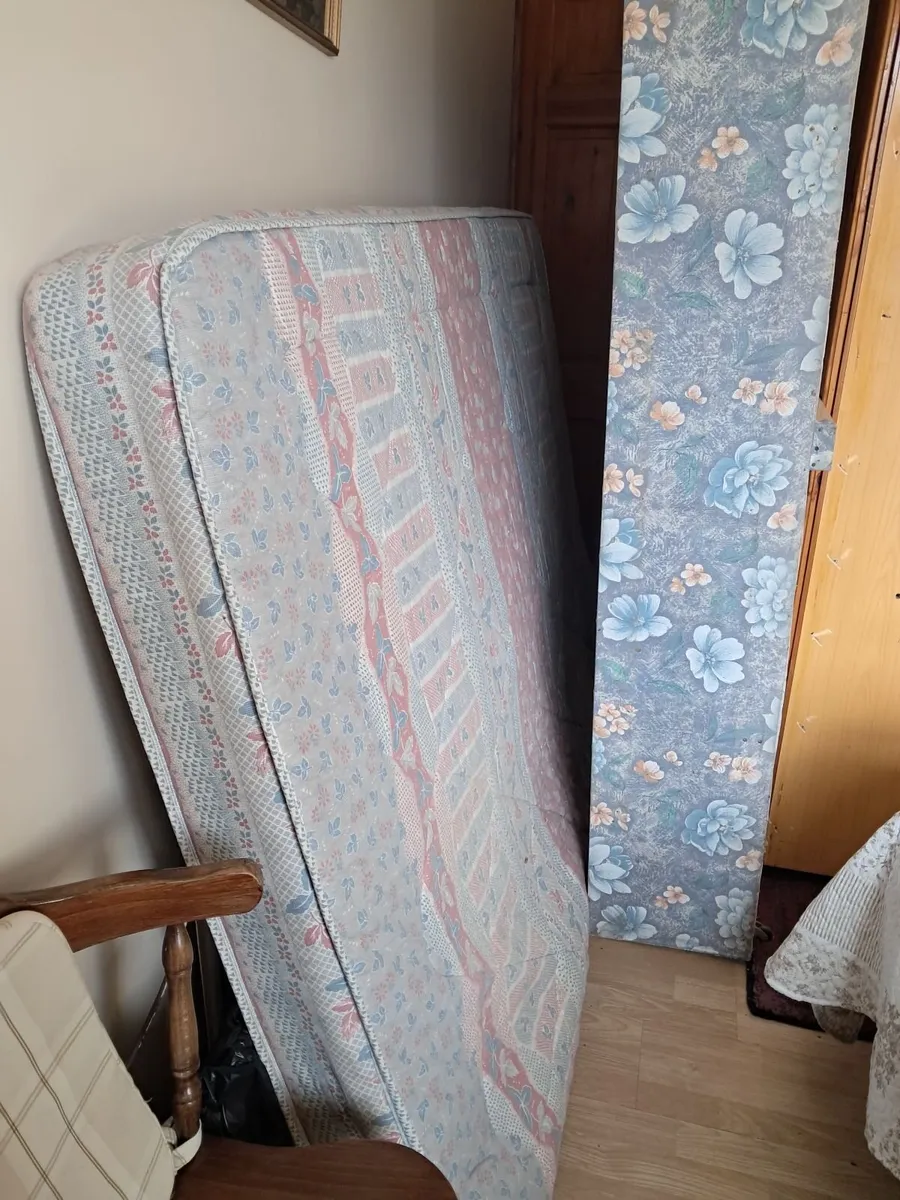 FREE FREE ! Double Bed & Lockers & bedside Lamps - Image 3