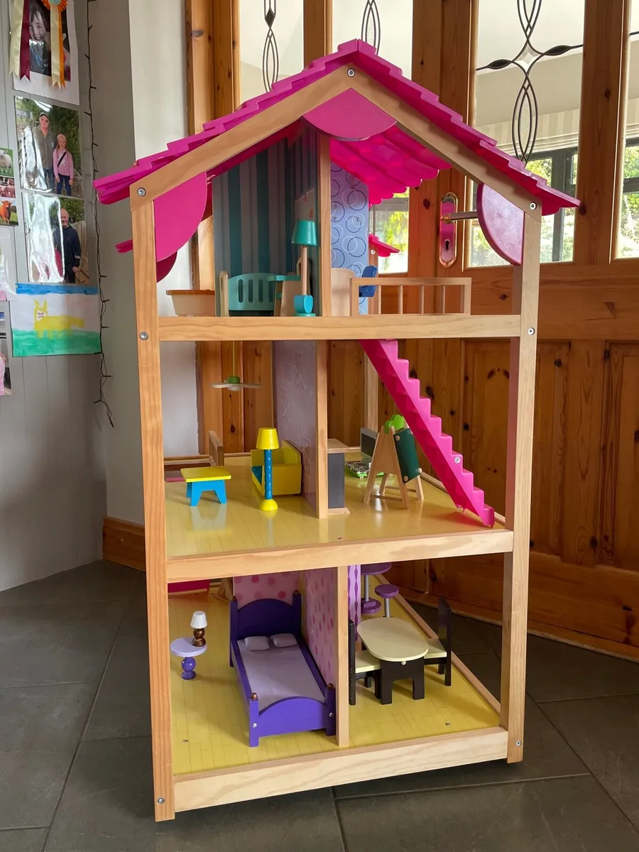 Kidkraft So Chic Dollhouse and Sylvanian Families - Image 3