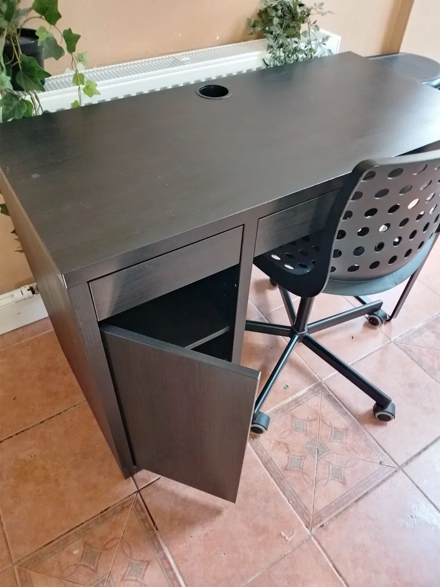 Desk and swivel chair. - Image 1