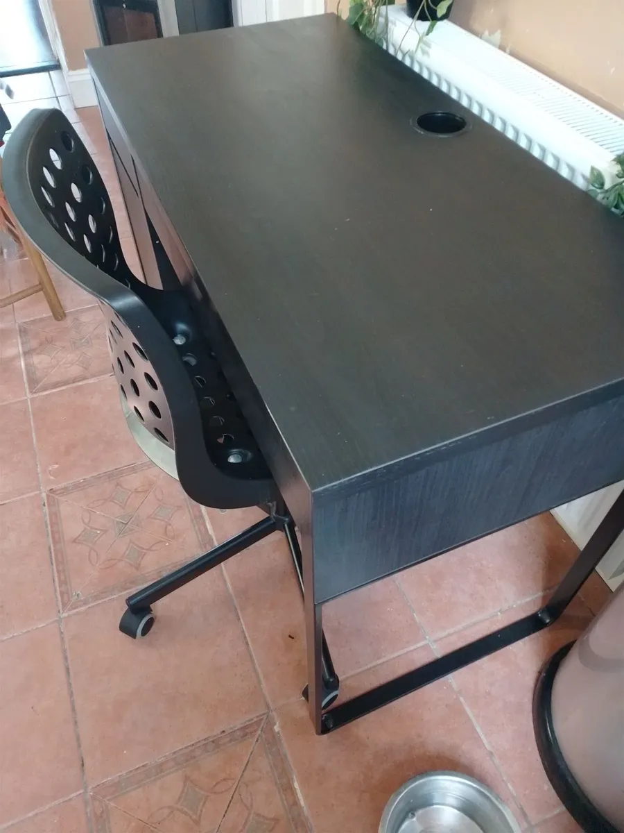 Desk and swivel chair. - Image 2