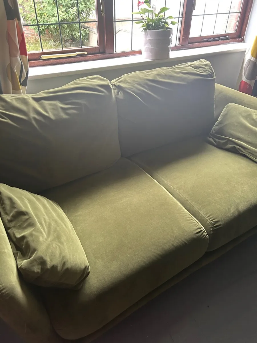 Green velvet sofa - Image 4