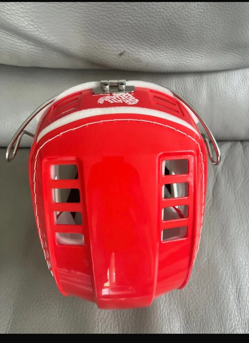 Red skateboarder gola hurling helmet - Image 3