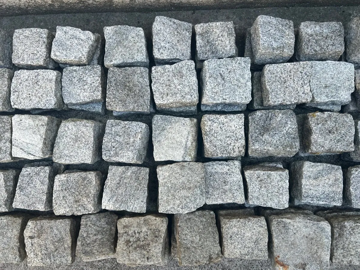 Silver grey granite cobblestones (240)
