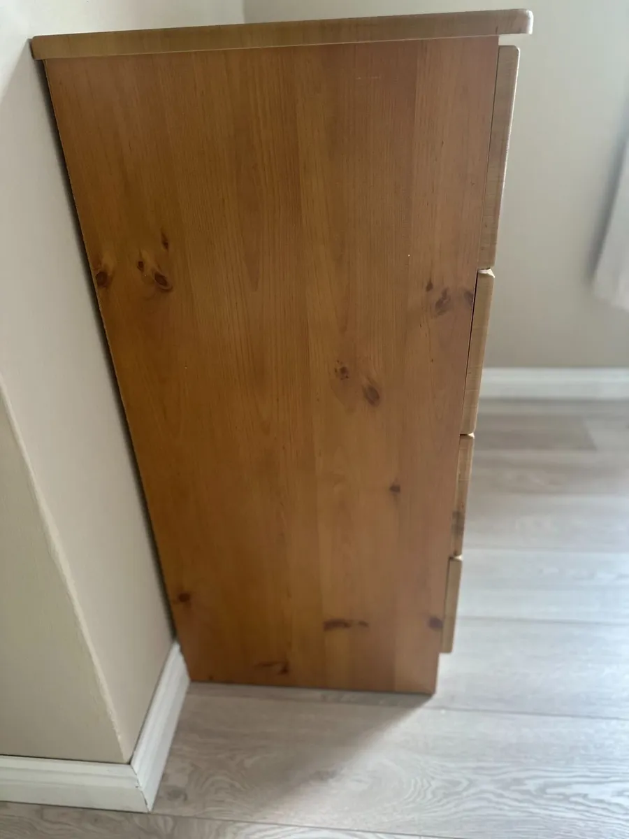 Chest of drawers and bedside lockers - Image 2