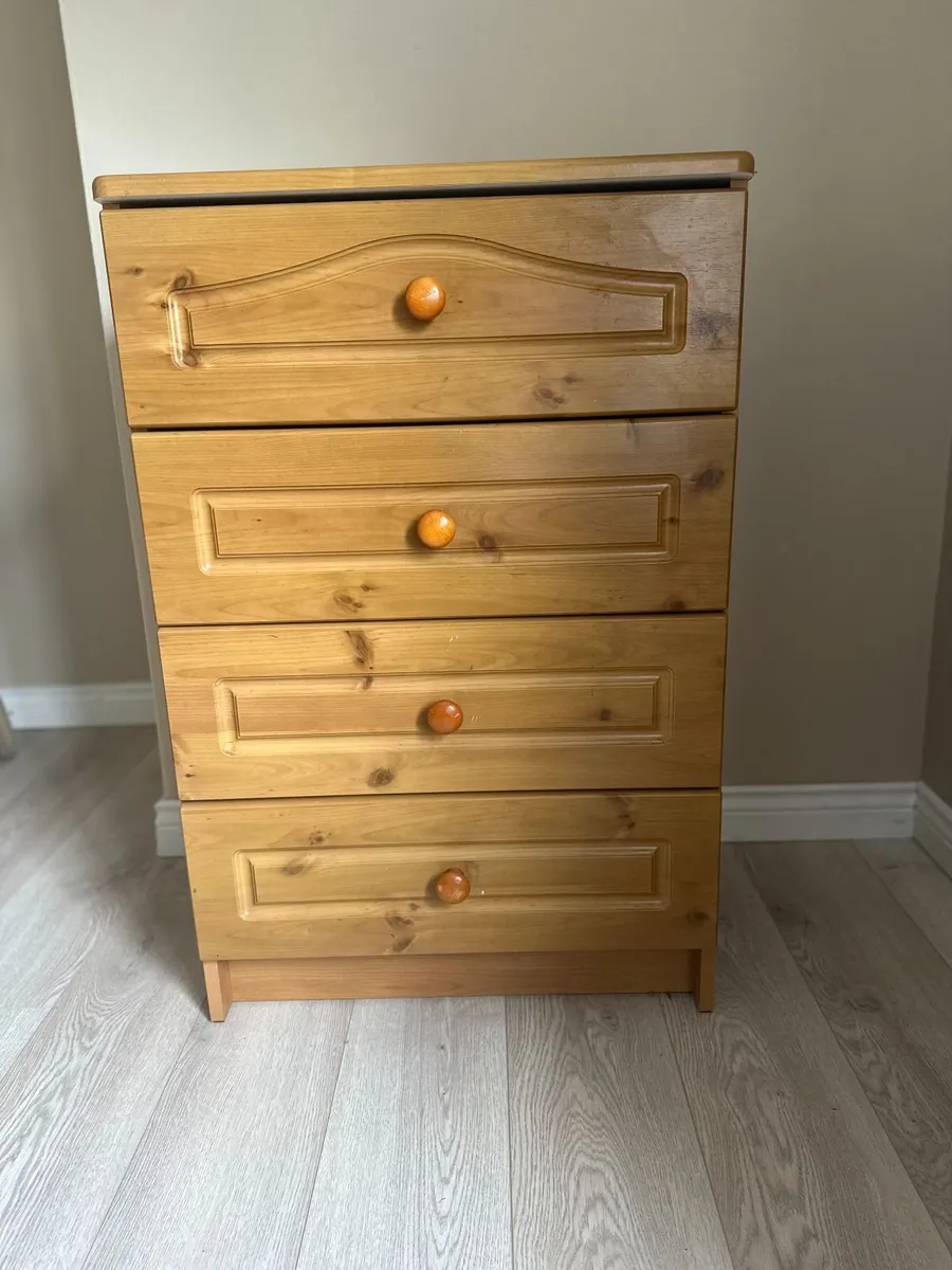 Chest of drawers and bedside lockers - Image 1