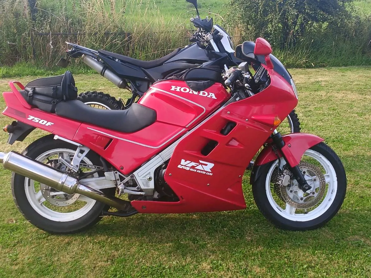 1989 VFR 750 RC24 - Image 1