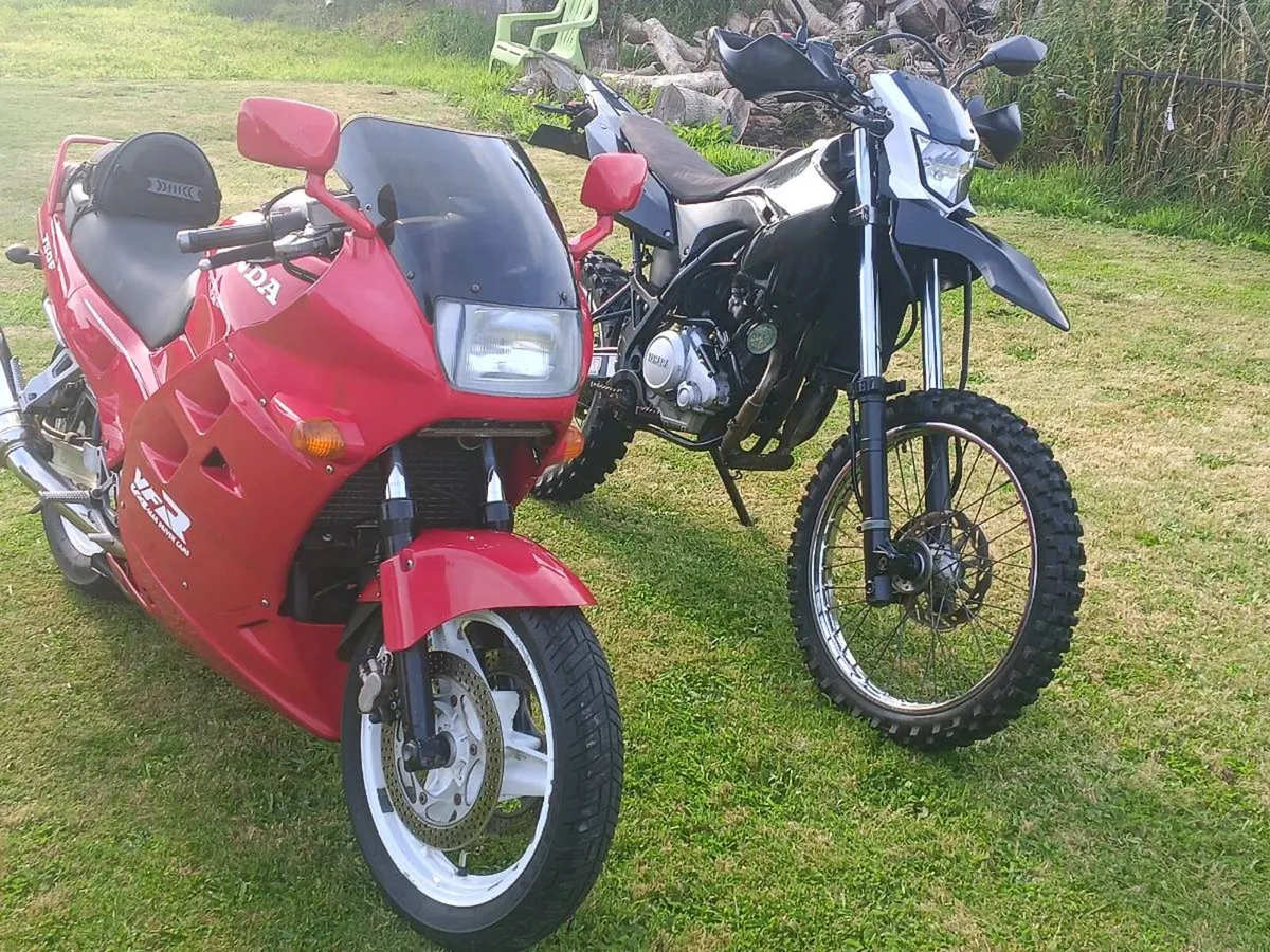 1989 VFR 750 RC24 - Image 2