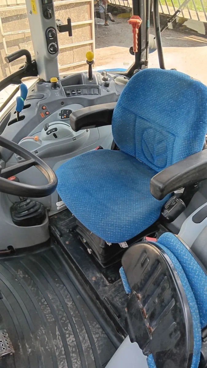 New Holland T5.95 with loader - Image 3
