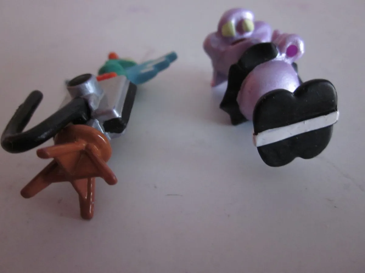 Vintage Vampirelli Kinder Surprise Figure 2000 - Image 3