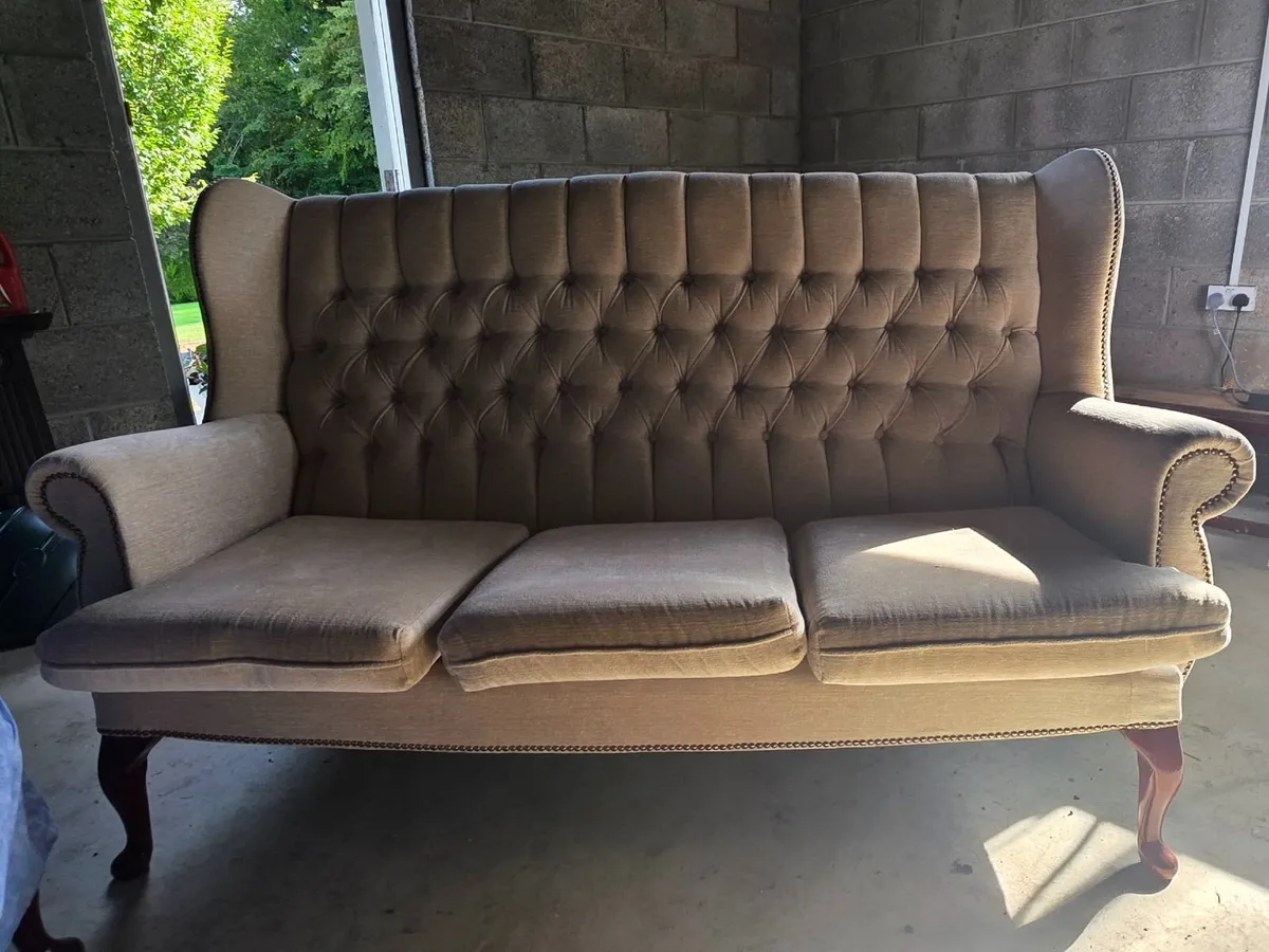 Queen Anne Couch - Image 1
