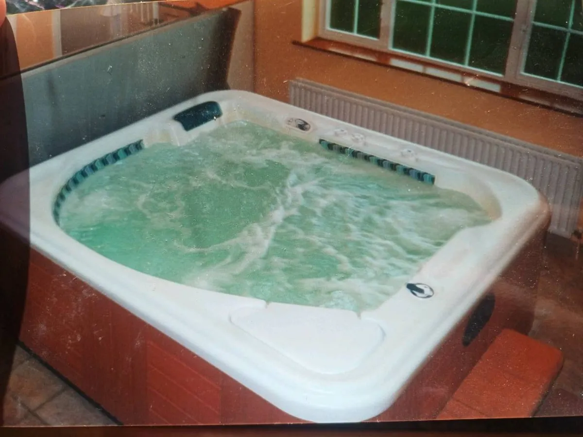 Sovereign Hot Tub - Image 1