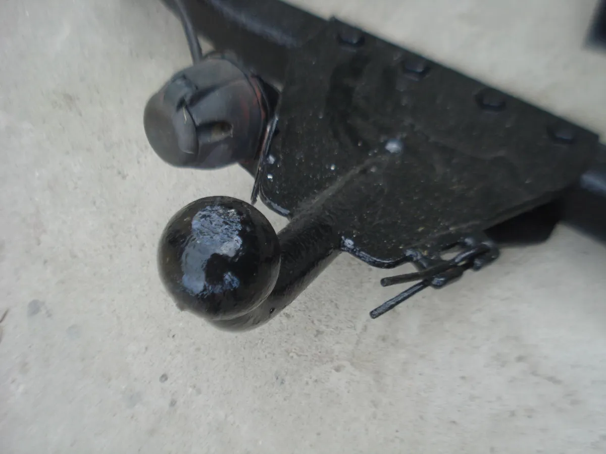 VINTAGE 1960s LIGHT TRAILER TOW BAR. - Image 1