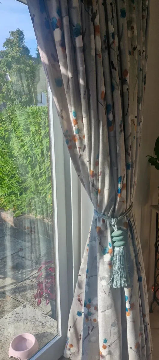 Curtain - Image 1